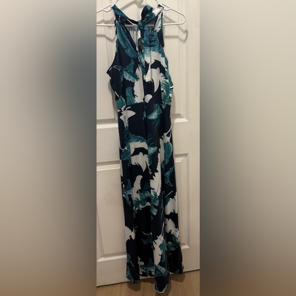 Elegant Blue and Green Leaf Print Maxi Dress - Picture 4 of 6